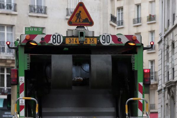 Un camion poubelle en train de collecter les ordures ménagères à Paris (illustration).