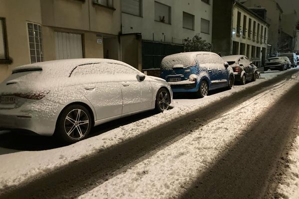 Des voitures enneigées ce jeudi matin à Saint-Ouen-sur-Seine.