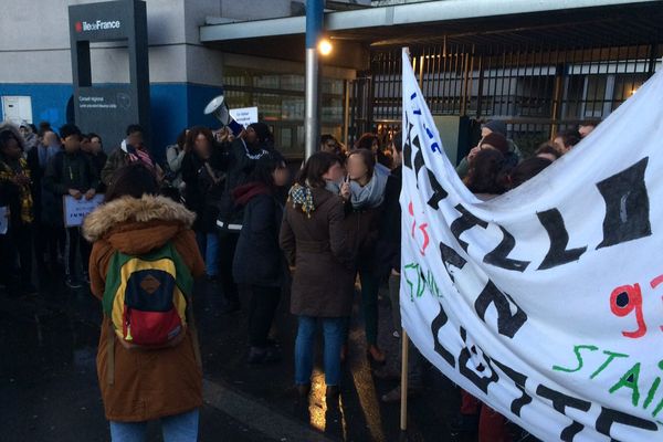 Une manifestation devant le lycée Utrillo, à Stains, en Seine-Saint-Denis, le 10 janvier 2017.