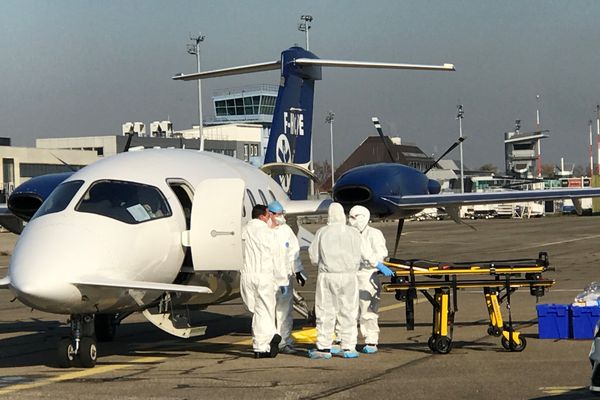 L'avion a transporté deux patients atteints du coronavirus depuis le Rhône-Alpes vers l'Alsace.