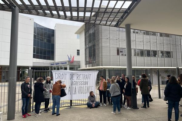 Montpellier - rassemblement devant les grilles du lycée Jules Ferry après les agressions de la CPE, d'une assistante d'éducation et de 2 lycéens - 24 mars 2023.