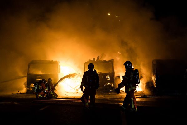 LEs Marins-Pompiers ont mis :moins d'une heure pour éteindre cet incendie de 5 poids lourds au MIN des Arnavaux