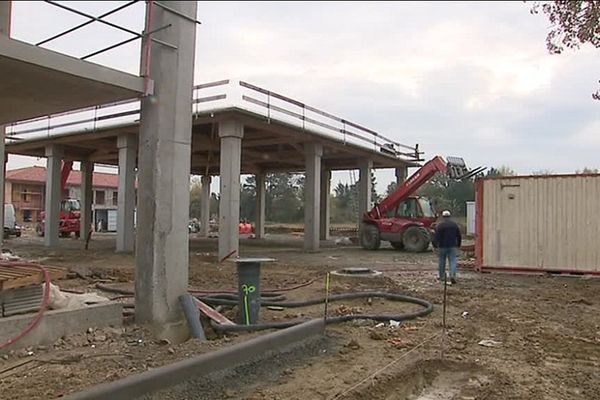 Depuis 2002, la loi Solidarité et Renouvellement Urbain impose aux communes de plus de 3 500 habitants d'avoir 20% de logements sociaux. 