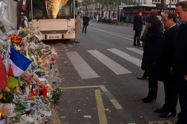 François Hollande et David Cameron, devant la salle de spectacles du Bataclan, à Paris, le 23 novembre 2015.