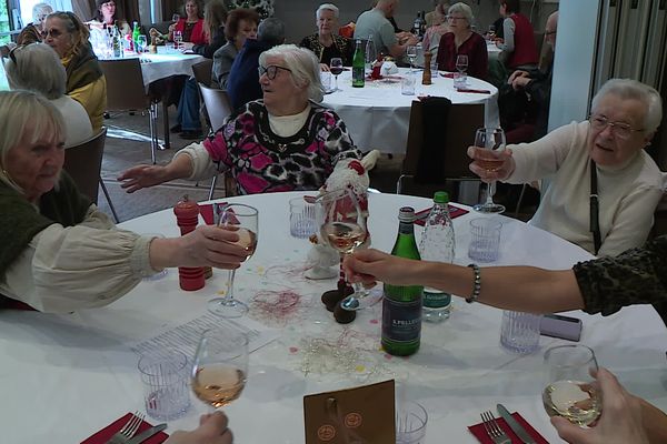 Chaque année, l'association des Petits Frères des Pauvres offre un cadeau aux convives, avec toujours cet objectif de leur permettre de se sentir "en famille".