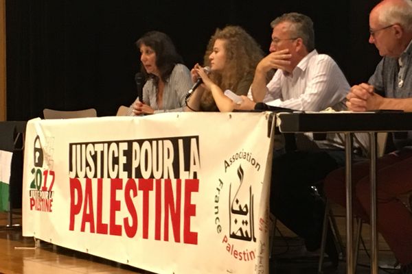 A la tribune avec son père Ahed Tamimi a parlé de la situation des enfants prisonniers en Palestine 