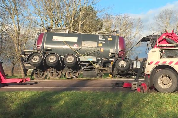 Le poids-lourd renversé sur la bretelle de sortie 25.2 de l'A6, à hauteur de Chalon-sur-Saône (Saône-et-Loire).