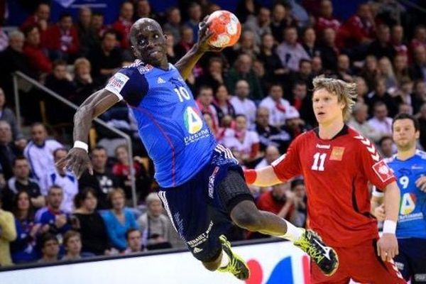 Kévynn Nyokas (avec le ballon) lors du match contre la Russie