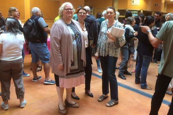 Patricia Buër proviseur du lycée  Marie reynoard de Villard-Bonnot avec deux de ses professeurs