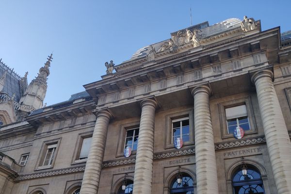 Le procès des attentats du 13 novembre 2015 se déroule au sein du palais de justice historique de Paris, sur l’île de la Cité.