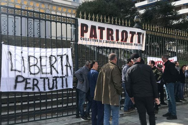 Un rassemblement organisé par solidarité avec trois militants nationalistes corses condamnés pour terrorisme, qui refusent leur inscription au Fijait.