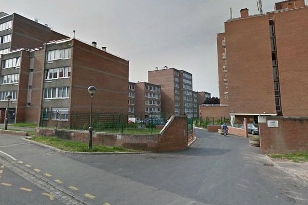 C'est dans un immeuble comme ceux-ci, situés rue de Mouvaux à Roubaix, que les individus se sont introduits