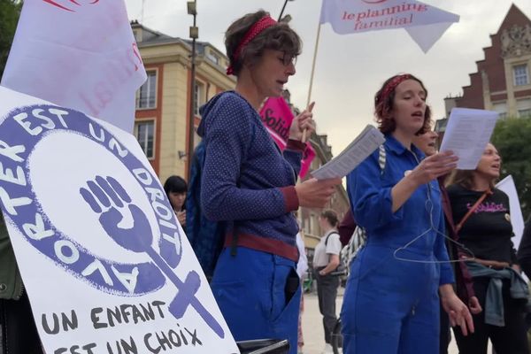 Comme chaque année le 28 septembre, de nombreux rassemblements pour défendre le droit à l'avortement sont organisés (photo du rassemblement de 2023 à Amiens).