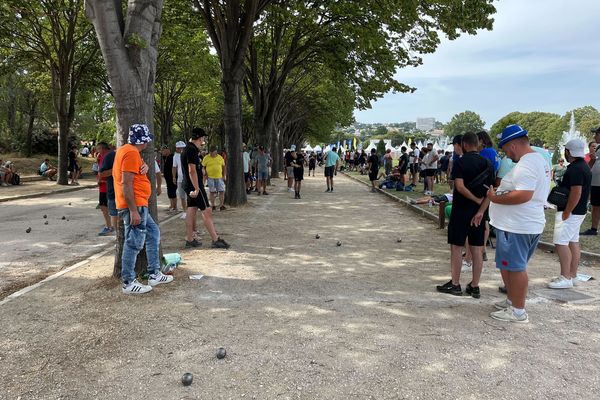 Une partie sur les terrains du Parc Borély pour le Mondial de La Marseillaise à pétanque 2024.