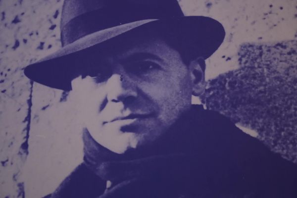 Jean Moulin à l'hiver 1939, photo affichée dans la cellule où il a été incarcéré à la prison de Montluc