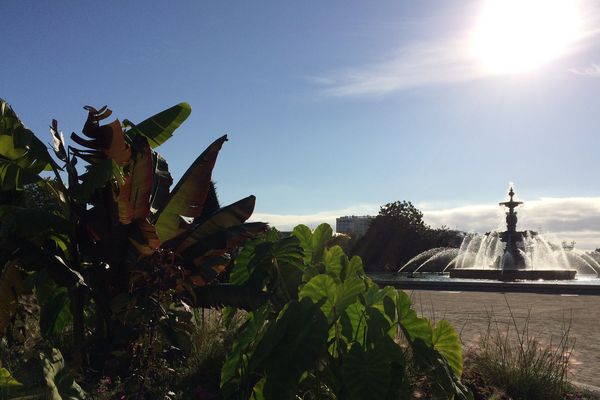 Le jardin du Mail et sa fontaine dans le centre-ville d'Angers.