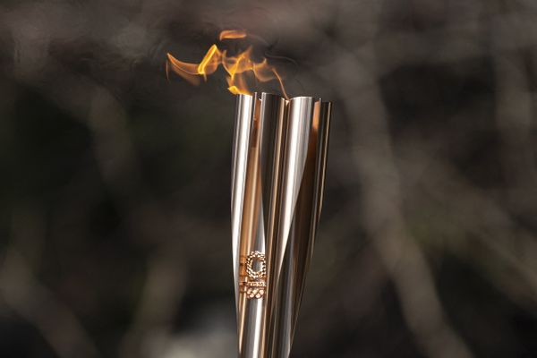 La flamme olympique, ici à Tokyo en 2021, ne passera pas dans les Ardennes