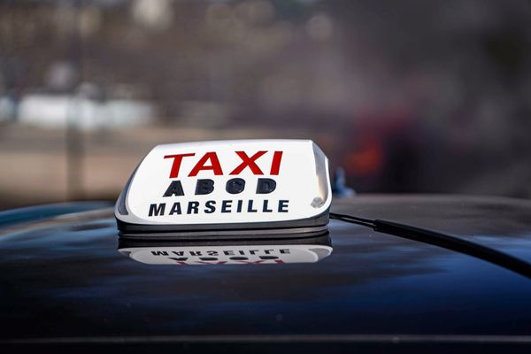 Les bus de nuit à la demande à Marseille sont dans le collimateur des chauffeurs de taxi.