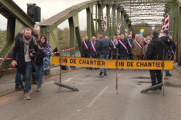 Manifestation pour le pont "Jacques-Chirac" entre Fleurville et Pont-de-Vaux