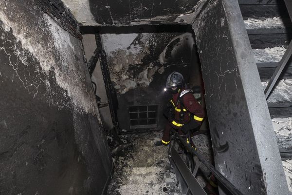 Après l'incendie d'un immeuble d'habitation à Saint-Denis le soir du réveillon, le bilan fait état de deux blessés légers.