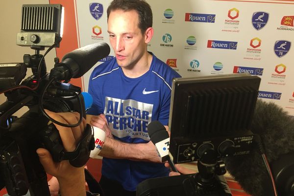 Renaud Lavillenie s'est exprimé samedi 8 février lors du meeting de Rouen notamment sur la perte de son record mondial de saut à la perche (6.16 m). 