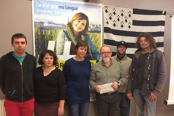 Une partie des signataires du courrier adressé au président de la Région Bretagne : Mael Thépaut et Leila Simon (Ar Redadeg), Stéphanie Stoll (Diwan), Fulup Kere (Deskiñ d'an Oadourien), Kévin Caillaud (kentelioù an noz), Renan Kerbiquet (Kelennomp !) 
