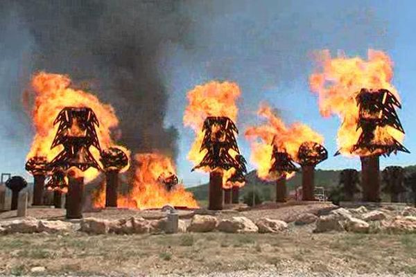 Aveyron : un feu se déclare à l'extérieur d'une menuiserie, une dizaine de  sapeurs-pompiers luttent contre les flammes 