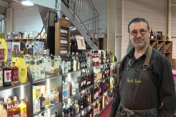 À l'intérieur de la Cave Saint-Étienne à Caen (Calvados), un rayon est consacré aux spiritueux sans alcool.