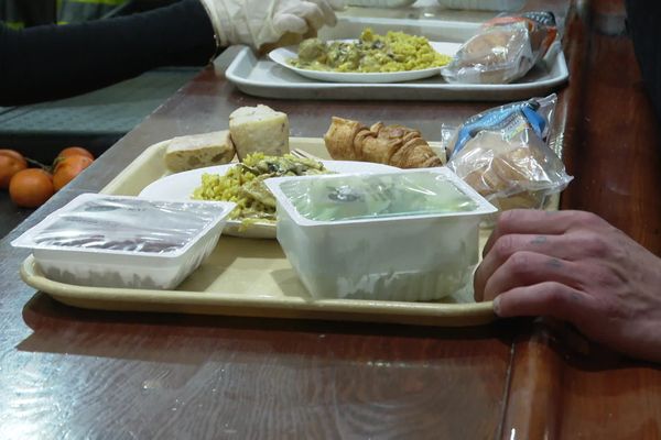 Tous les soirs, depuis une dizaine d'années, les bénévoles de l'association humanitaire de Montpellier distribuent des repas chauds aux personnes en situation précaire, dans le quartier de Port Marianne.