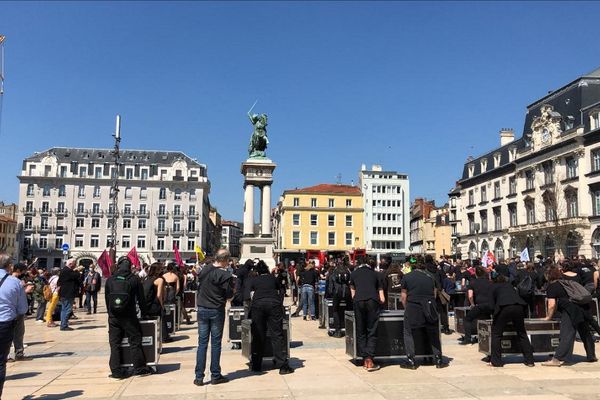 Une manifestation avait lieu place de Jaude à Clermont-Ferrand ce vendredi 23 avril contre la réforme de l'assurance chômage.