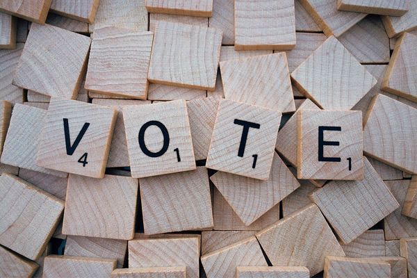 Les lettres "VOTE" en jetons de bois - Photo d'illustration