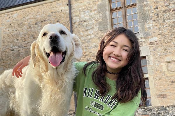 Maxine, 13 ans, en compagnie de son chien Newton.