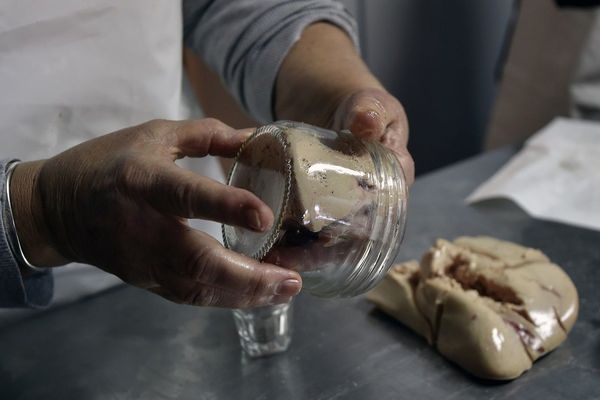 Les producteurs des denrées qui composent habituellement le repas de Noël, comme le foie gras, craignent une prolongation du confinement jusqu'en fin d'année. 