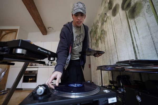 Eduarto Neto alias DJ Mandragora aux platines dans son appartement à Toulouse, en Haute-Garonne.