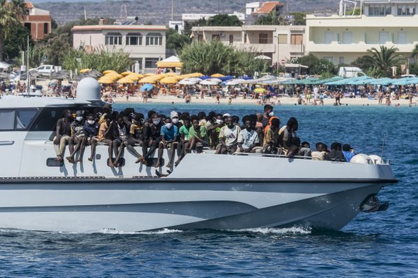 Des migrants sur un bateau de la Guardia di Finanza (douanes italiennes) le 15 septembre sur l'île de Lampedusa.