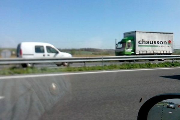 Le véhicule blanc (à gauche) a roulé pendant 10 kms à contresens