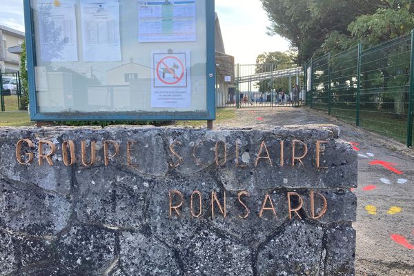 Le groupe scolaire Ronsard à Chaniers, en Charente-Maritime, est touché par la fermeture de plusieurs classes, début septembre, en raison de la pandémie de Covid-19.