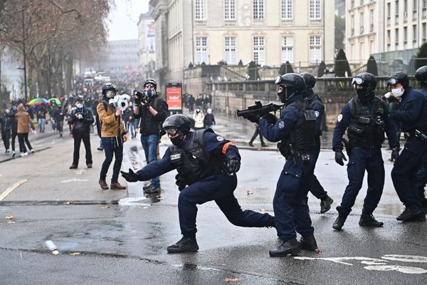 Le 16 janvier 2021, la police en action devant la préfecture de Nantes s'apprête à interpeller un "black block"