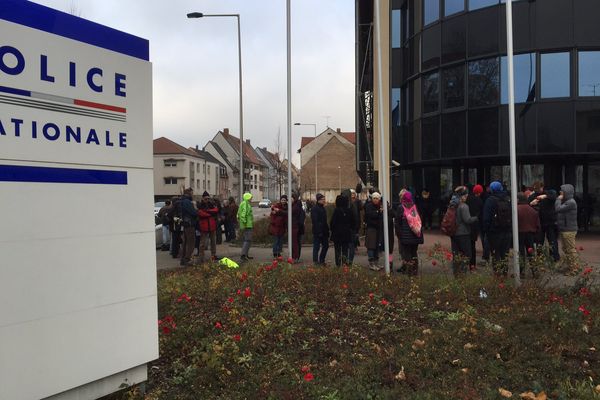 Les militants anti-nucléaires devant le commissariat de Colmar 