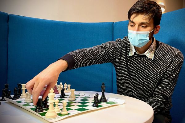 Réwi Budak en pleine partie d'échecs, mardi 8 décembre 2020.