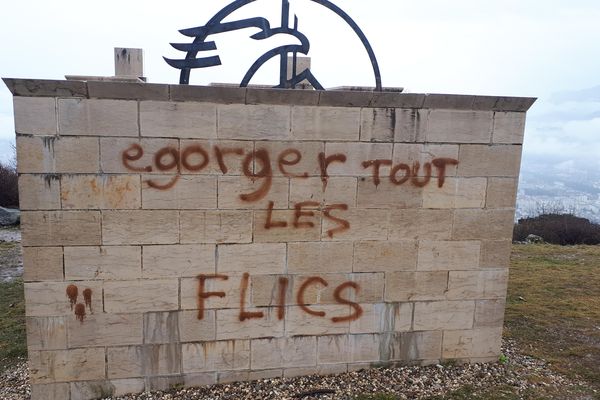 Le mémorial national des troupes de montagne a été dégradé par plusieurs tags "anti-flic", dans la journée du mercredi 3 février.