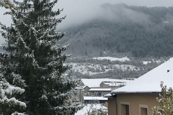 Mende sous la neige ce mercredi 8 novembre 2017.