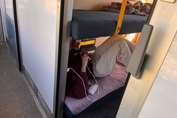 Les adeptes du train de nuit sont convaincus qu'en allant lentement, ils vont plus vite, car ils ne perdent pas leur journée à voyager.