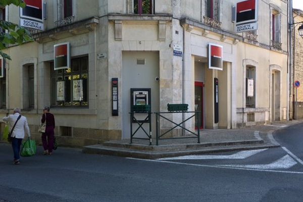 Le gendarme a été renversé jeudi soir dans cette rue de Saint-Maixent-l'École alors qu'il tentait d'interpeller un automobiliste.  