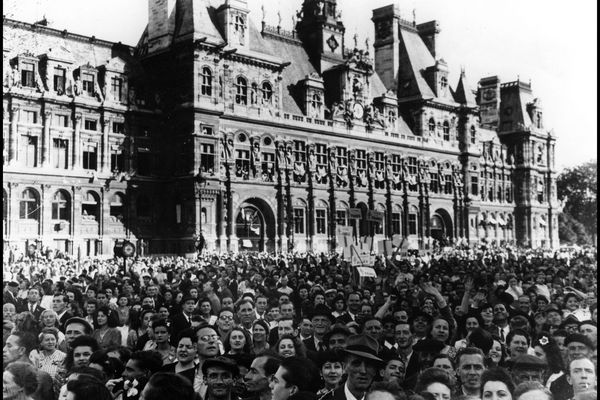 Le 25 aout 1944, les Parisiens fêtent la liberation de la capitale devant l'Hôtel-de-Ville.