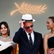 Selena Gomez, Jacques Audiard et Zoe Saldana lors de la 77e édition du Festival de Cannes, le samedi 18 mai 2024.