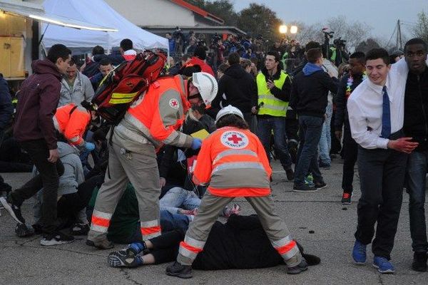  Jeudi dernier, une simulation d'attentat chimique dans une "fans zone" a ainsi eu lieu à Nîmes. "Il y en aura beaucoup d'autres", une cinquantaine ce trimestre, selon Beauvau.
