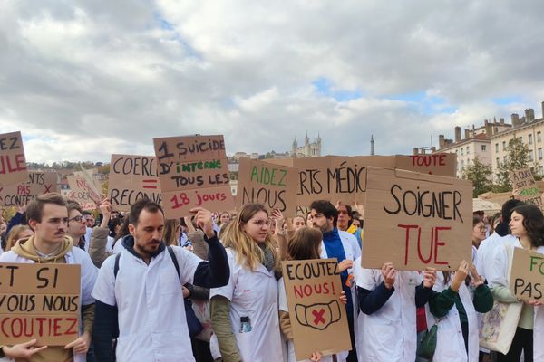 Les étudiants en médecine ont défilé de la place Bellecour à la Préfecture ce jeudi 17 novembre, pour protester contre la création d'une quatrième année d'internat en médecine générale.