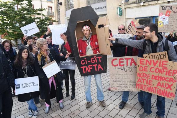 Des manifestants écologistes ont protesté samedi 15 octobre à Dijon contre la signature des traités de libre-échange avec le Canada et les États-Unis.