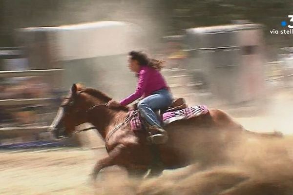 Carla Malatesta au coeur de l'épreuve du Barrel racing